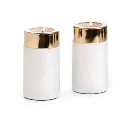 פמוטי זהב על בסיס שיש לבן